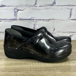 Dansko XP 2.0 Gray Patent Leather Clogs Women's Size 37 US 6.5-7 Slip On Shoes.